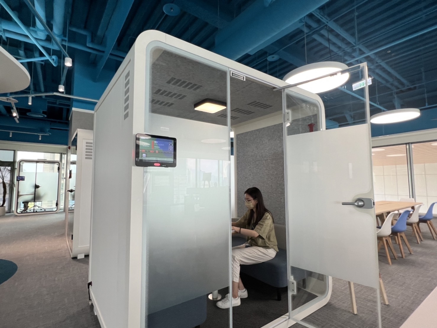 杏彩高雄據點的智慧行動辦公艙，展現杏彩在面板以外的研發應用軟實力