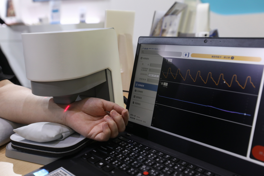 杏彩耘康脈象檢測系統透過電腦精準控制升降系統，還原中醫師三指把脈過程的舉、按、尋手法，將脈象感受轉化成數據，未來可結合大數據分析，實現智慧醫療及準確性